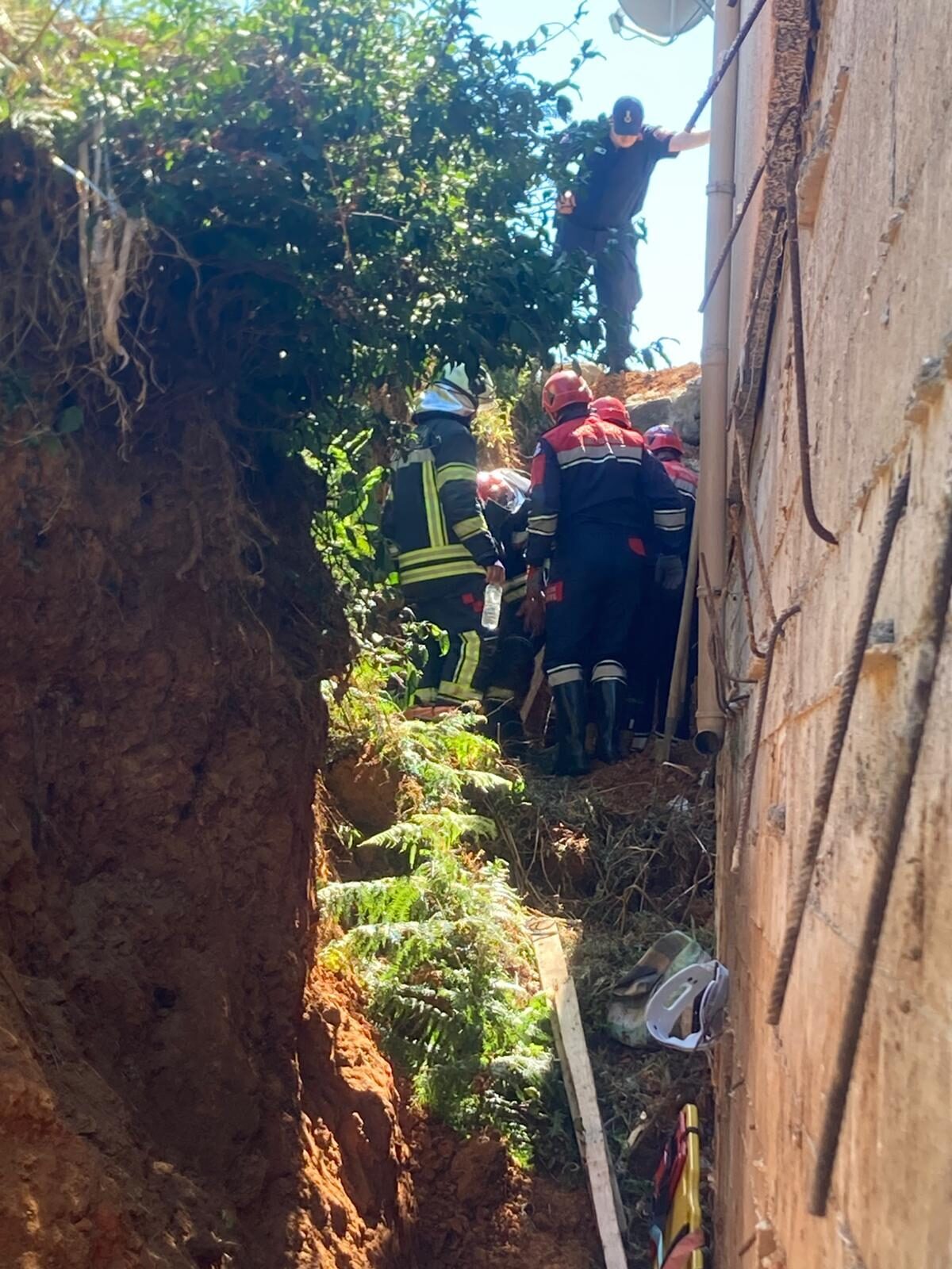 Trabzon'un Of ilçesinde toprak altında kalan işçi yaralandı.