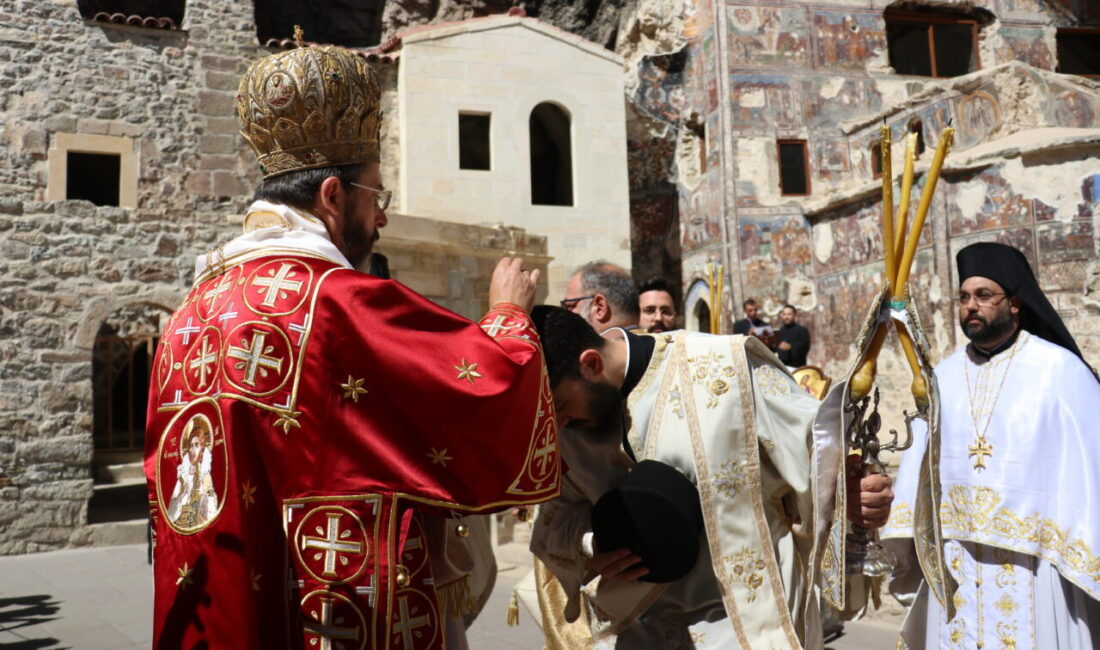  Trabzon'un Maçka ilçesinde, Karadağ'ın Altındere Vadisi'ne bakan eteğindeki Sümela Manastırı'nda