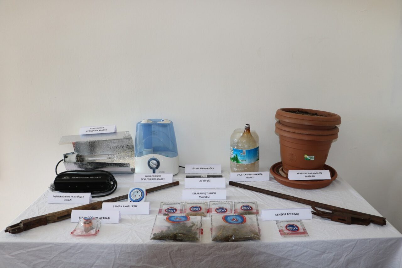 Tunceli'de evinde kenevir bitkisi yetiştirdiği tespit edilen zanlı gözaltına alındı.