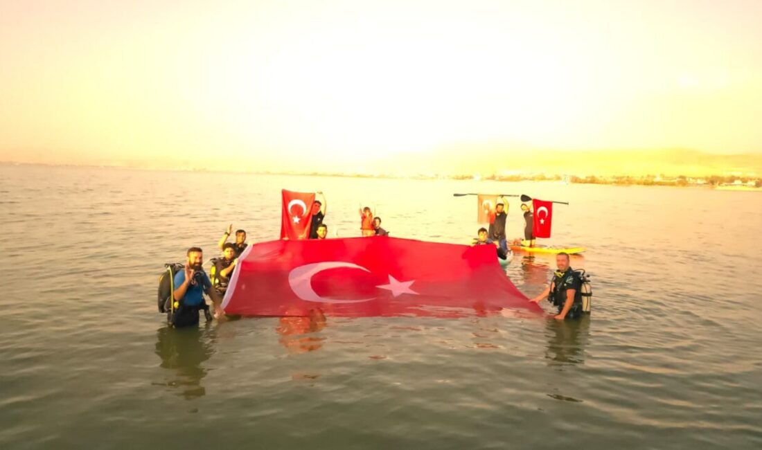 Van'ın Edremit ilçesinde faaliyet gösteren Dive Ank Dalış Okulu sporcuları,