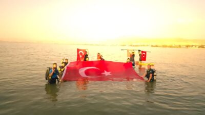 Van'ın Edremit ilçesinde faaliyet gösteren Dive Ank Dalış Okulu sporcuları,