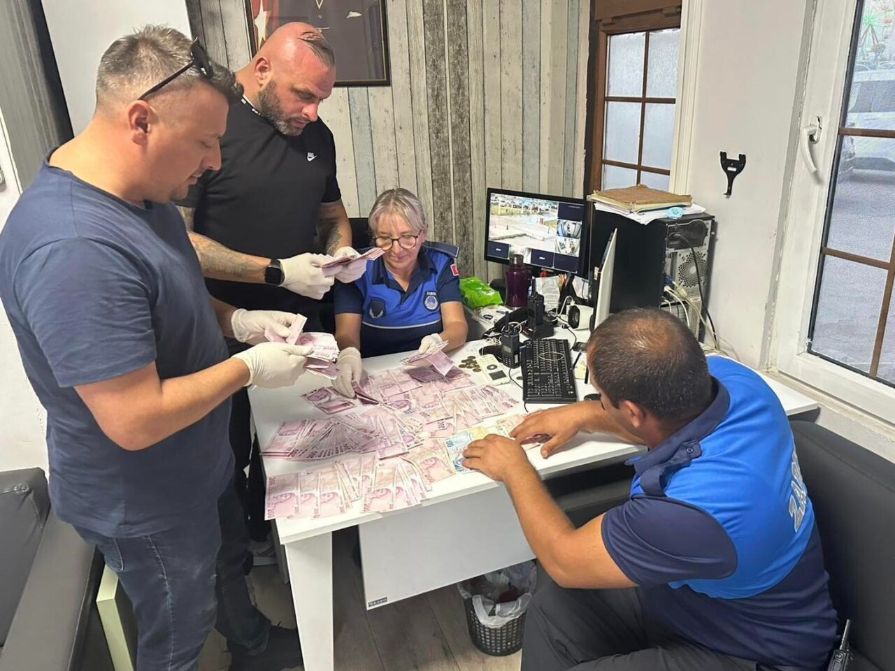  Yalova'da zabıta ekipleri tarafından yakalanan dilencinin üzerinde 45 bin lira