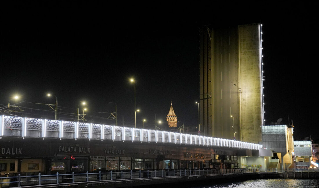  İstanbul'da Yeni Galata Köprüsü, bakım onarım çalışması nedeniyle geçici olarak