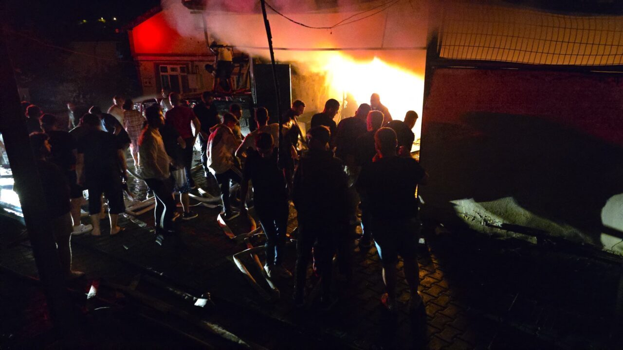  Zonguldak'ta bir halı yıkamacıda başlayıp 4 eve sıçrayan yangın söndürüldü.