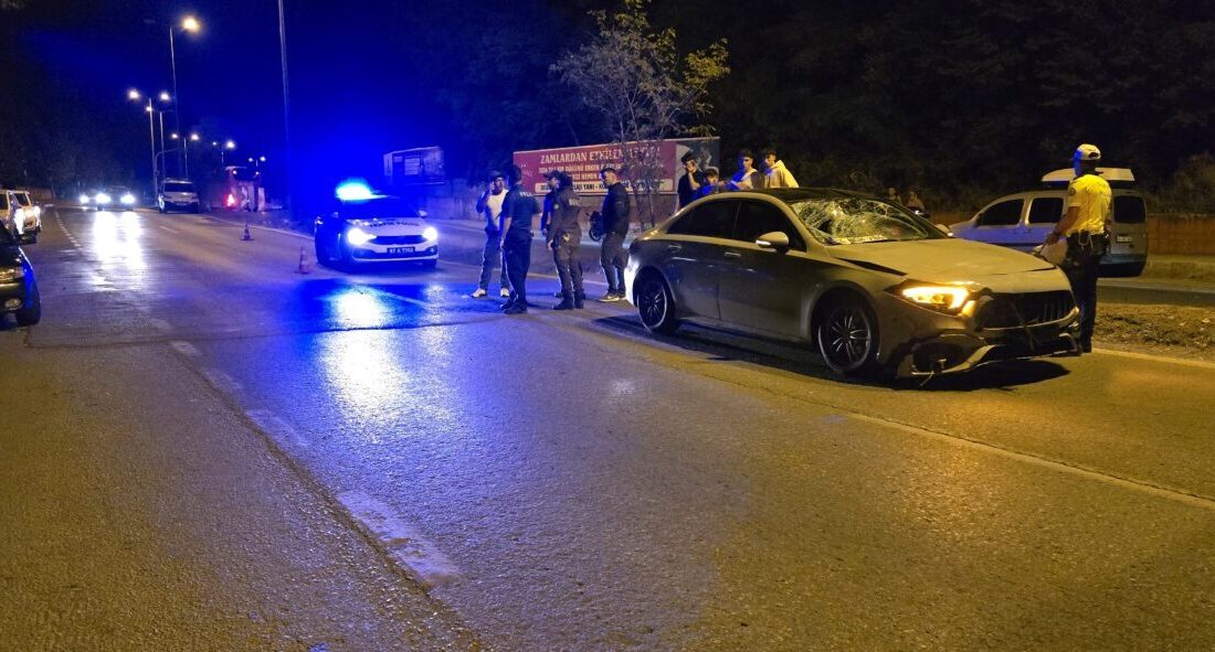 Zonguldak'ın Kozlu ilçesinde otomobilin yolun karşısına geçmek isteyen yayalara çarpması