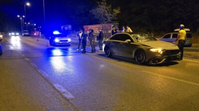 Zonguldak'ın Kozlu ilçesinde otomobilin yolun karşısına geçmek isteyen yayalara çarpması