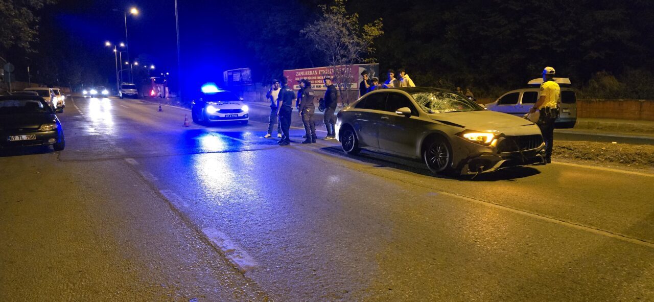 Zonguldak'ın Kozlu ilçesinde otomobilin yolun karşısına geçmek isteyen yayalara çarpması