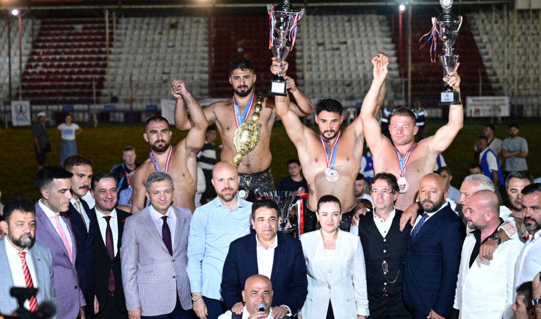  673. Tarihi Elmalı Yağlı Güreşleri'nin başpehlivanlık final müsabakasında Feyzullah Aktürk'ü