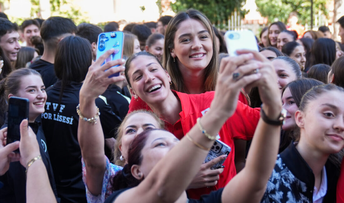 Tayland'ın başkenti Bangkok'da düzenlenen 2025 FIVB Dünya Şampiyonası'nda gümüş madalya