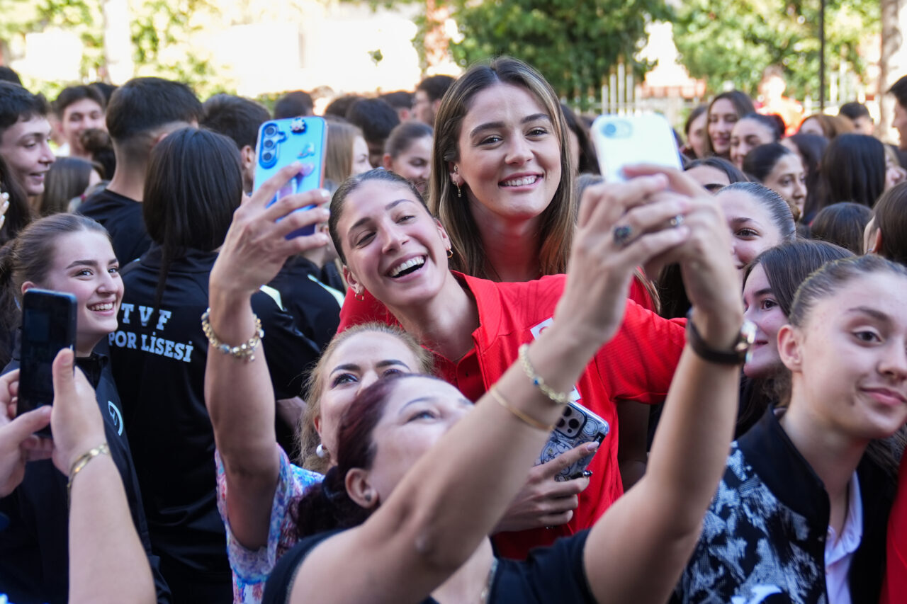 Tayland'ın başkenti Bangkok'da düzenlenen 2025 FIVB Dünya Şampiyonası'nda gümüş madalya