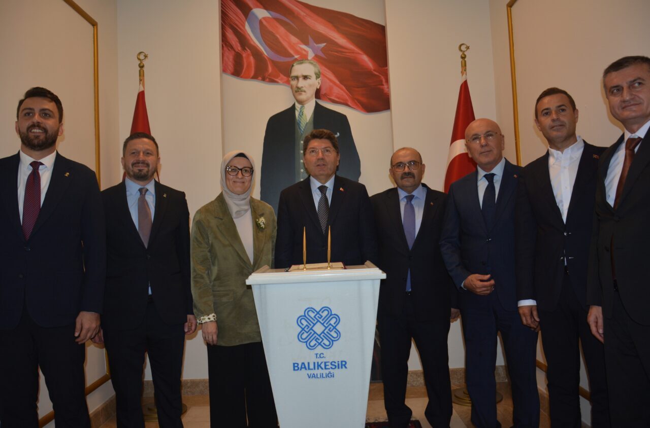 Adalet Bakanı Yılmaz Tunç, Balıkesir'de cenaze törenine katıldı, çeşitli ziyaretler