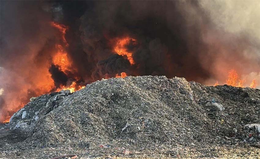 Adana'nın merkez Seyhan ilçesindeki geri dönüşüm fabrikasının bahçesinde çıkan yangına