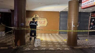  Adana'nın merkez Seyhan ilçesinde çay ocağına düzenlenen silahlı saldırı sonucu