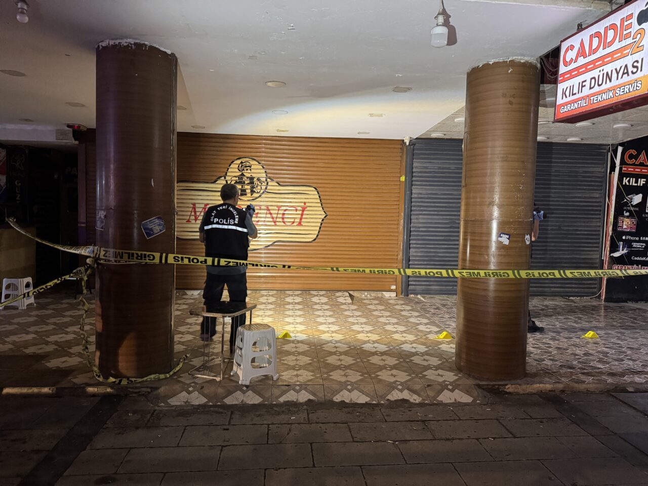  Adana'nın merkez Seyhan ilçesinde çay ocağına düzenlenen silahlı saldırı sonucu