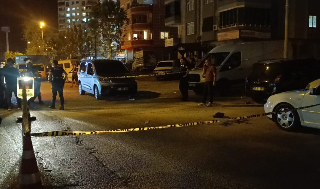 Adana'nın Kozan ilçesinde düğünde çıkan silahlı kavgada 1 kişi yaralandı.