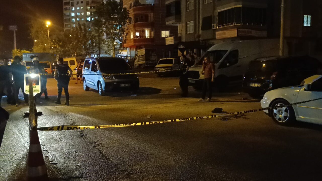 Adana'nın Kozan ilçesinde düğünde çıkan silahlı kavgada 1 kişi yaralandı.