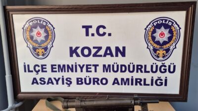 Adana'nın Kozan ilçesinde bir oto galeriye silahla ateş açtıkları iddia