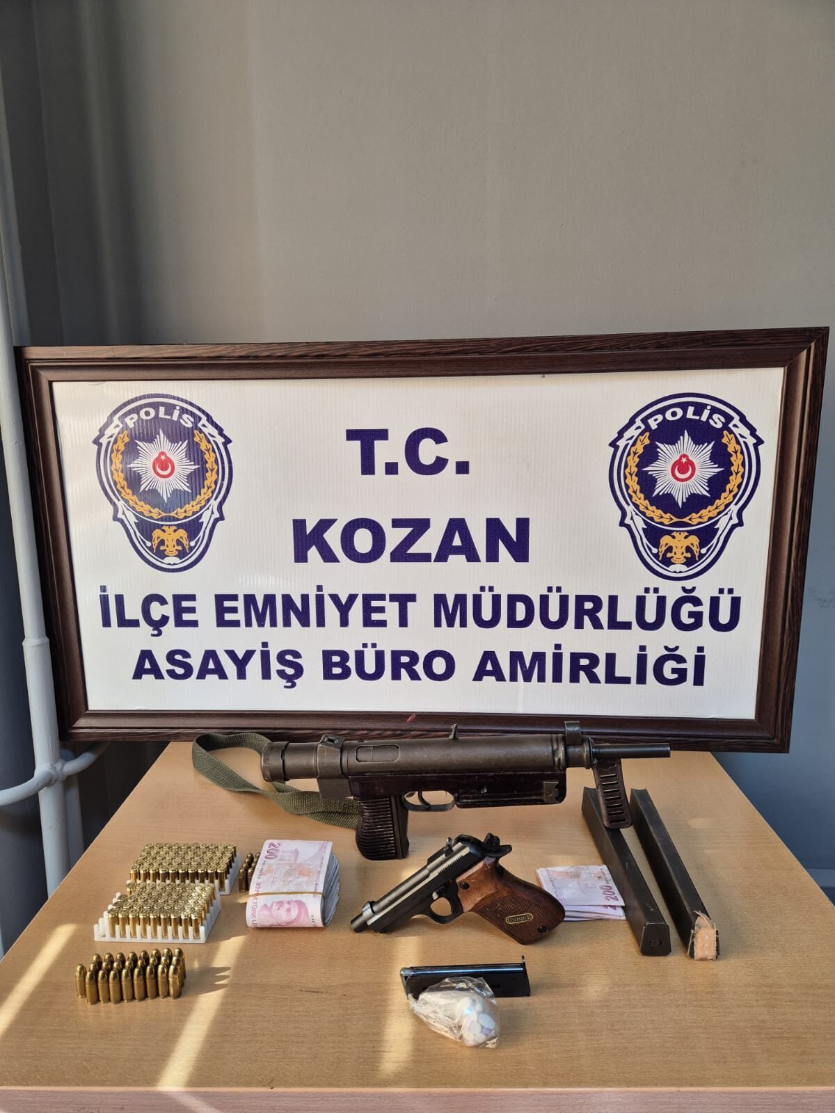 Adana'nın Kozan ilçesinde bir oto galeriye silahla ateş açtıkları iddia