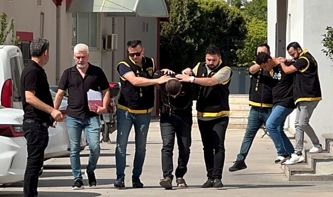 Adana'nın merkez Çukurova ilçesinde sokakta yürüyen kadının cep telefonunu kapkaç