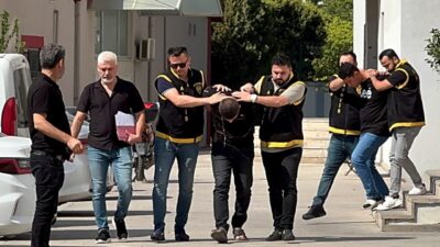 Adana'nın merkez Çukurova ilçesinde sokakta yürüyen kadının cep telefonunu kapkaç