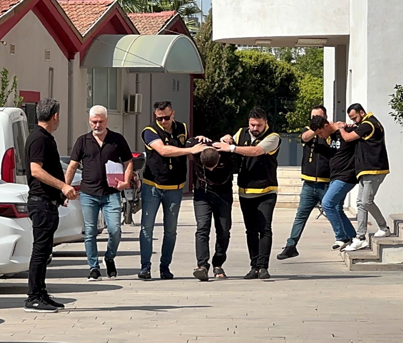 Adana'nın merkez Çukurova ilçesinde sokakta yürüyen kadının cep telefonunu kapkaç