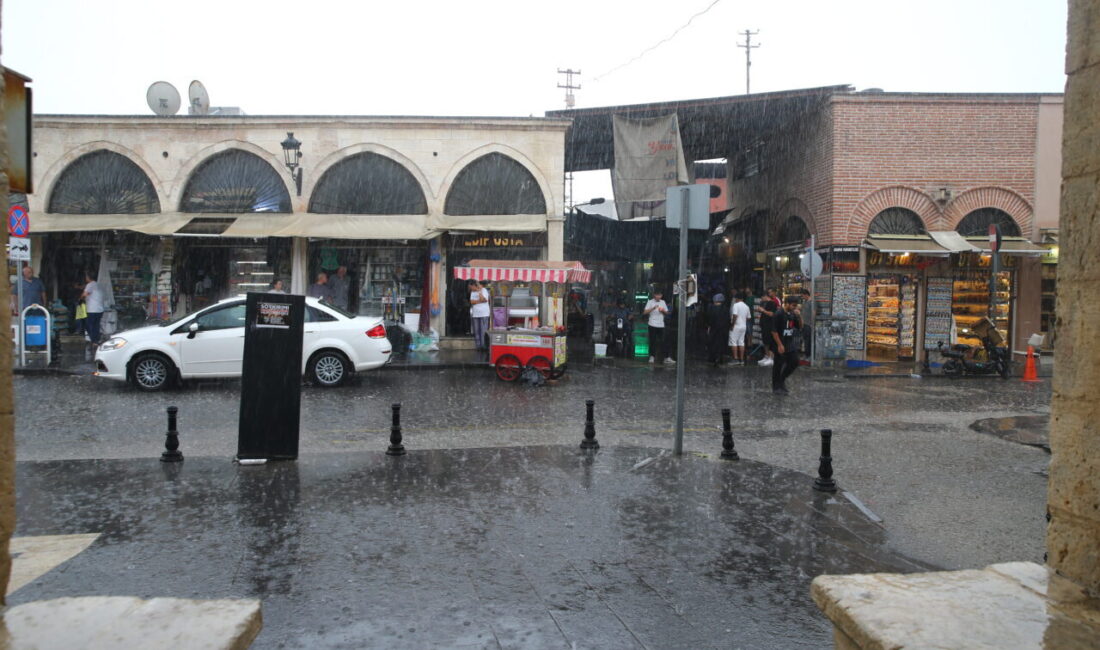  Adana'da etkili olan sağanak nedeniyle bazı cadde ve sokaklarda su