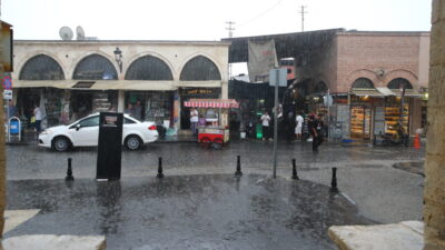  Adana'da etkili olan sağanak nedeniyle bazı cadde ve sokaklarda su