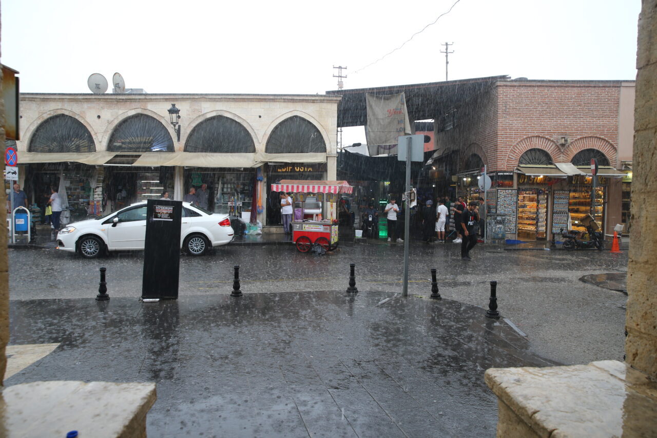  Adana'da etkili olan sağanak nedeniyle bazı cadde ve sokaklarda su