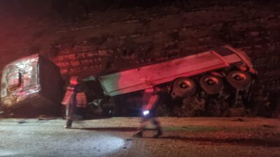 Adana'nın Karaisalı ilçesinde kamyonun şarampole devrilmesi sonucu 1 kişi öldü,