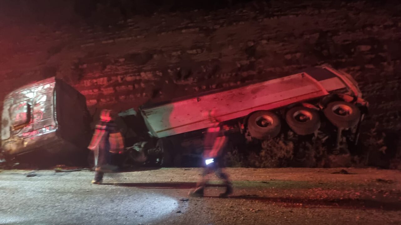 Adana'nın Karaisalı ilçesinde kamyonun şarampole devrilmesi sonucu 1 kişi öldü,