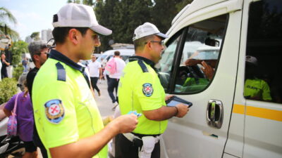 Adana'da trafik polisleri, yeni eğitim öğretim yılının başlaması nedeniyle öğrenci