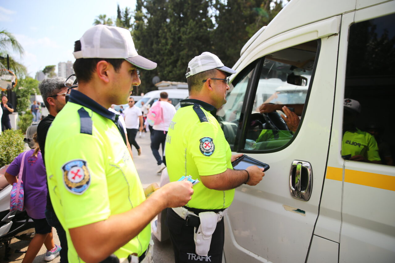 Adana'da trafik polisleri, yeni eğitim öğretim yılının başlaması nedeniyle öğrenci