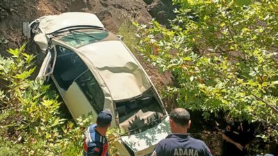Adana'nın Aladağ ilçesinde otomobilin uçuruma yuvarlanması sonucu 2 kişi yaralandı.