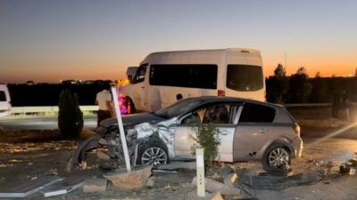 Adıyaman'da minibüs ile otomobilin çarpışması sonucu 10 kişi yaralandı.