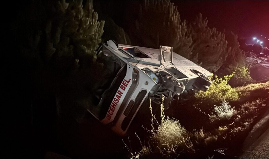 Afyonkarahisar'ın İscehisar ilçesinde midibüsün yolun kenarına devrilmesi sonucu 12 kişi