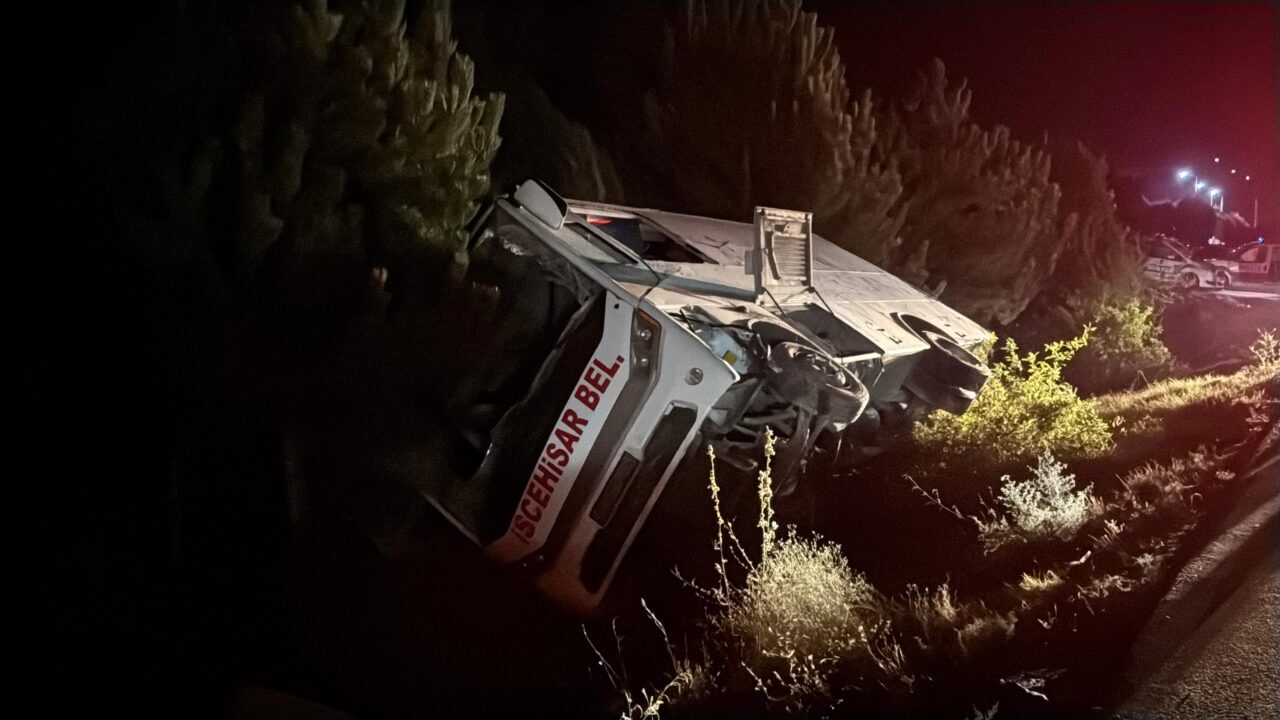 Afyonkarahisar'ın İscehisar ilçesinde midibüsün yolun kenarına devrilmesi sonucu 12 kişi