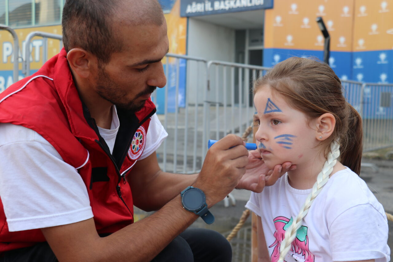 Türkiye Geleneksel Spor Dalları Federasyonunun Geleneksel Oyunlar Tırı, Ağrı'da çocuklarla