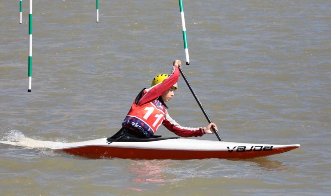 Akarsu Kano Slalom Türkiye Kupası yarışları, Erzincan'ın Kemah ilçesinde başladı.