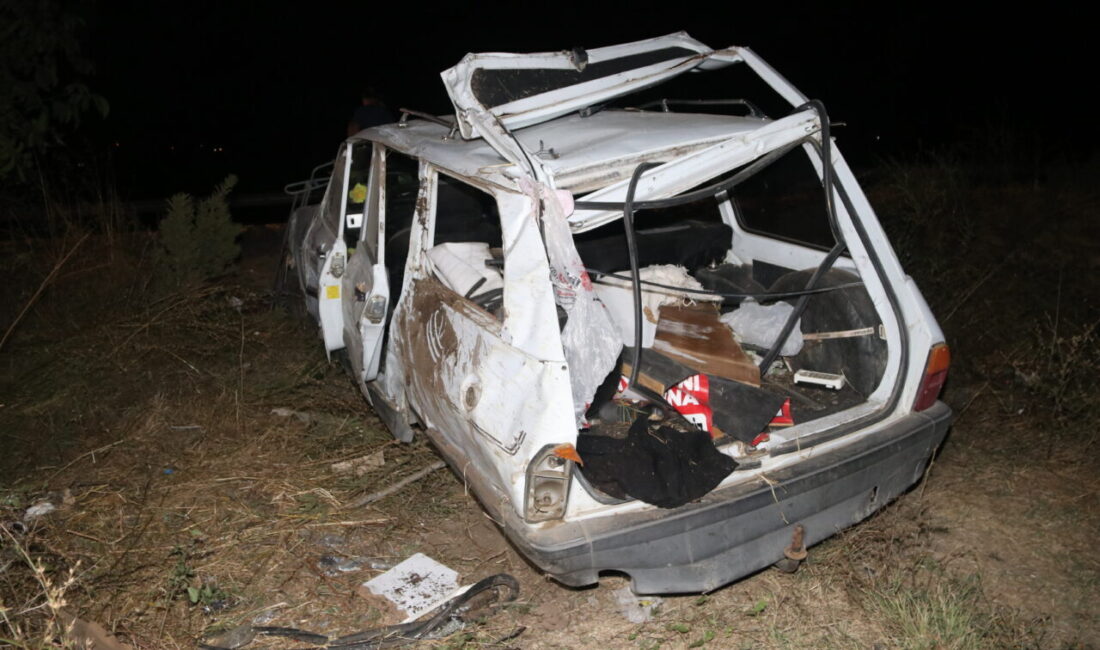 Amasya'nın Taşova ilçesinde ağaçlara çarpan otomobildeki 7 kişi yaralandı.