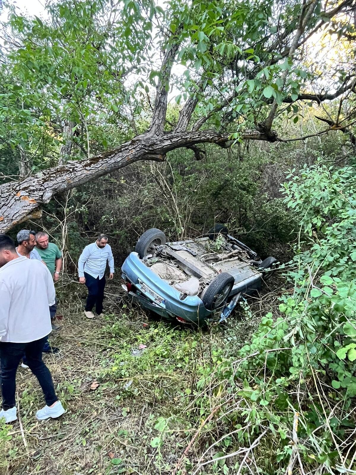 Amasya'nın Gümüşhacıköy ilçesinde devrilen otomobildeki 1 kişi öldü, 1 kişi