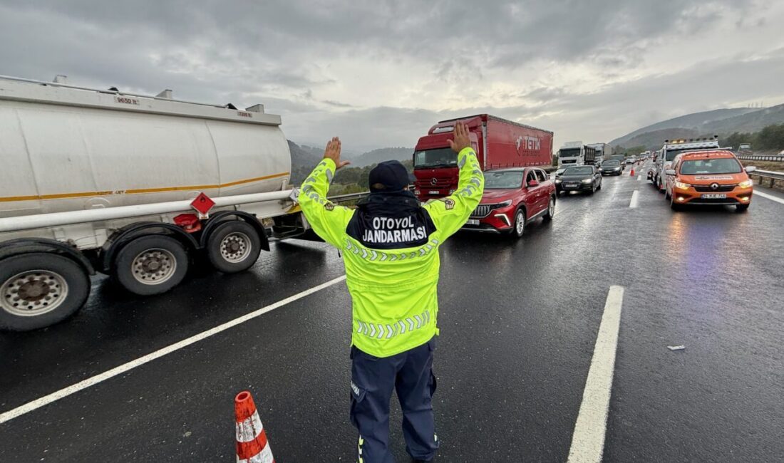 Anadolu Otoyolu Düzce geçişinde meydana gelen 3'ü zincirleme 5 kazada,