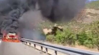 Ankara’nın Kızılcahamam ilçesinde seyir halindeki otomobilde çıkan yangın, yol kenarındaki