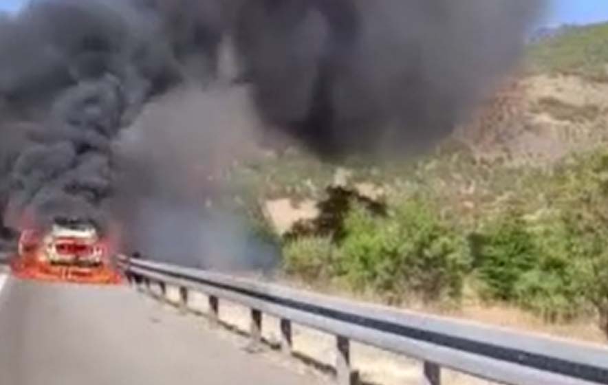 Ankara’nın Kızılcahamam ilçesinde seyir halindeki otomobilde çıkan yangın, yol kenarındaki
