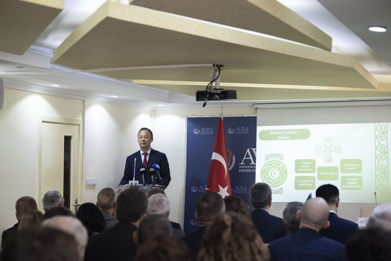 Ankara'daki Avrasya İncelemeleri Merkezi'nde (AVİM), "Kırgızistan'ın Türk Devletleri Teşkilatı Dönem