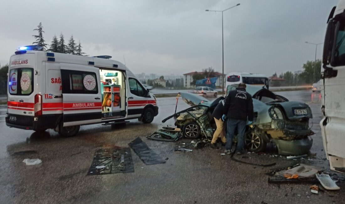 Ankara'nın Kahramankazan ilçesinde park halindeki tıra çarpan otomobildeki ikisi kardeş