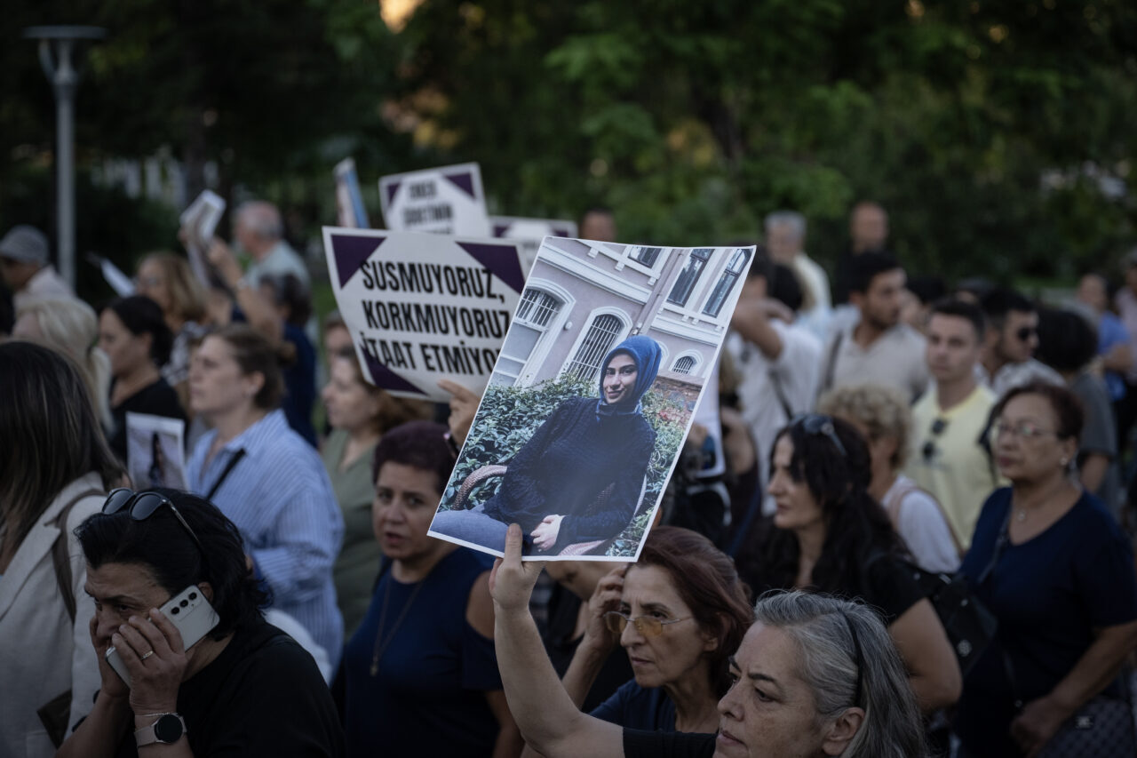 Başkentte, Başak Gürkan Arslan'ın, boşanma aşamasındaki eşinin babası tarafından bıçaklanarak