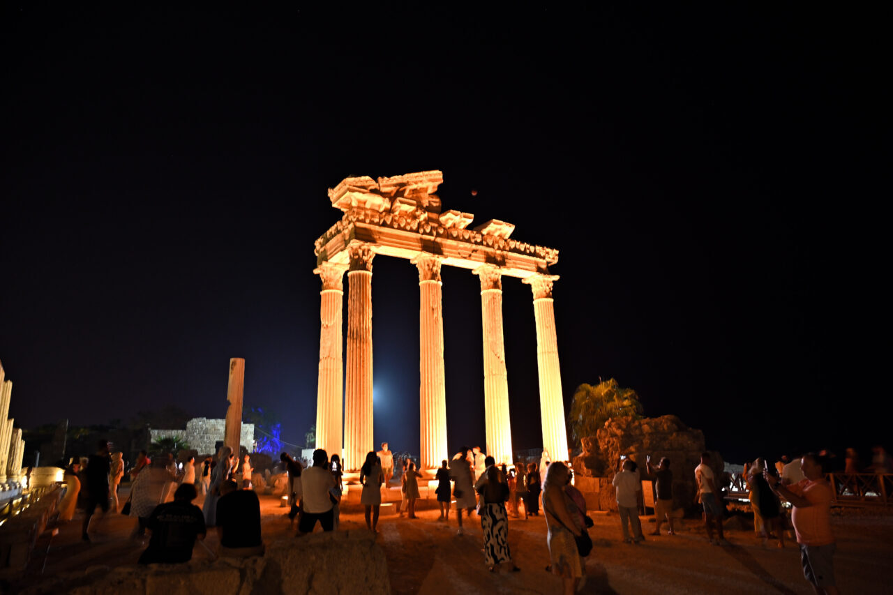 Antalya'nın Manavgat ilçesinde yerli ve yabancı turistler, Side Antik Kenti'nde