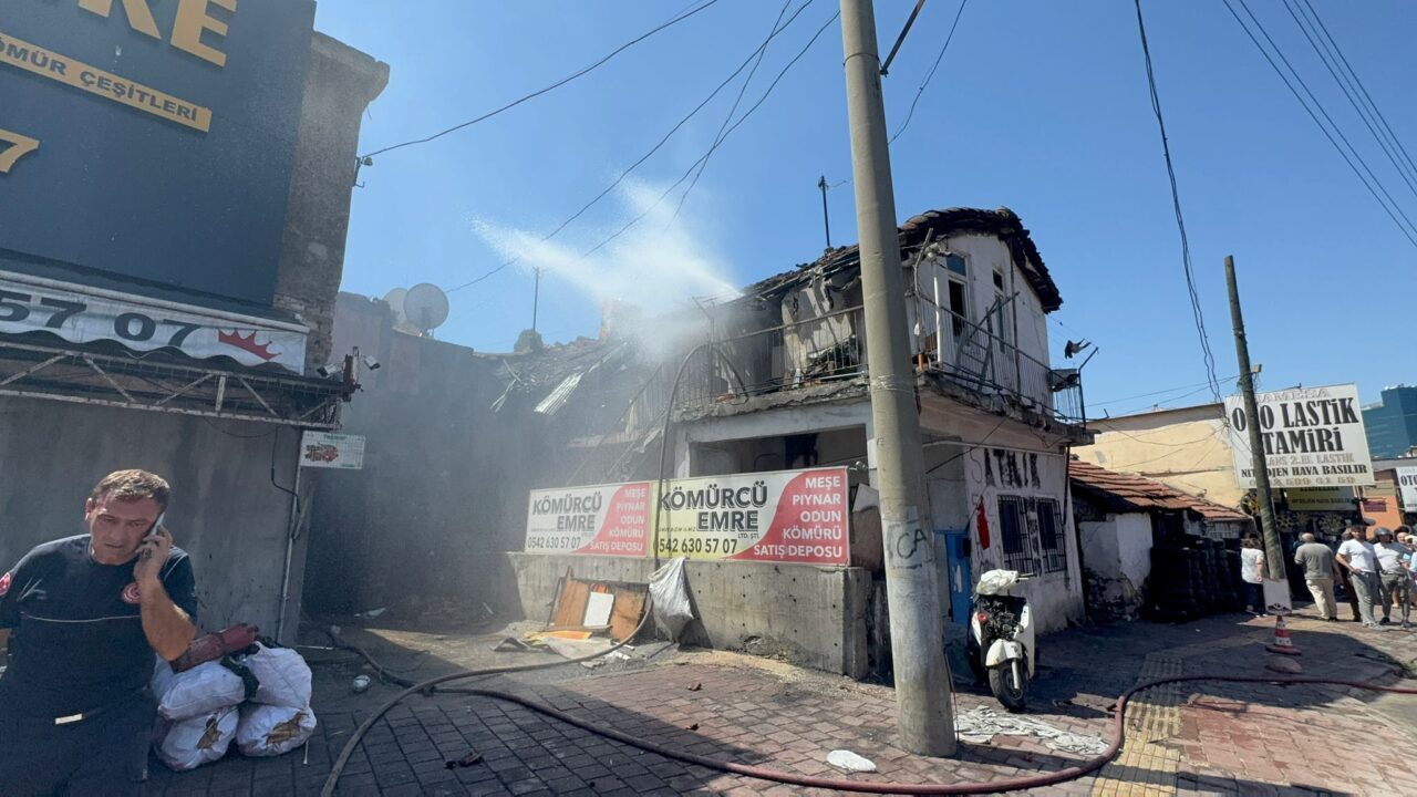  Antalya'nın Muratpaşa ilçesinde bir evde çıkan yangın itfaiye ekiplerince söndürüldü.