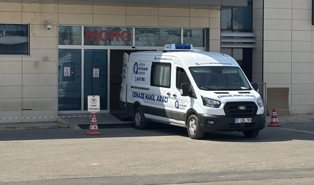 Antalya'nın Muratpaşa ilçesinde bir kişi boşandığı eşini eşarpla boğarak öldürdü.