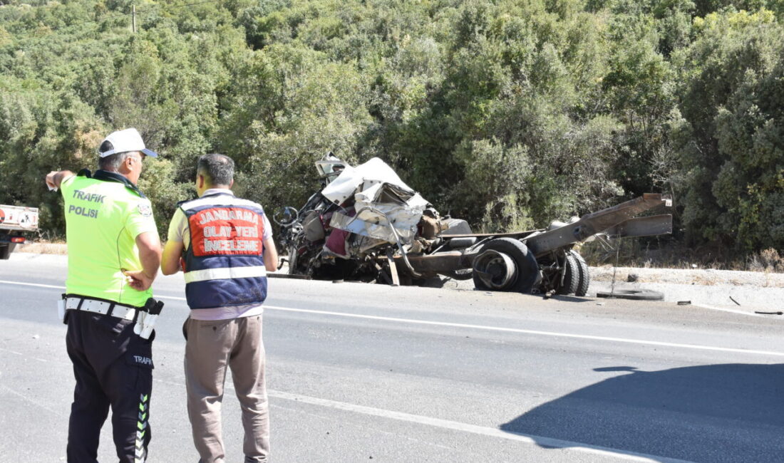  Antalya'nın Döşemealtı ilçesinde devrilen çim tohumu yüklü tırın sürücüsü hayatını